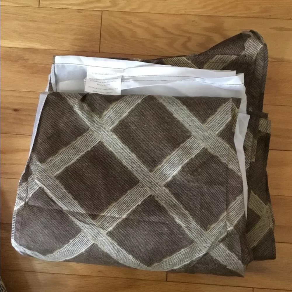 NWOT King Checkered Pattern Bedskirt